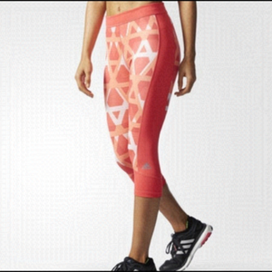 𝅺NWT Ladies Adidas Techfit capri pants - Size L